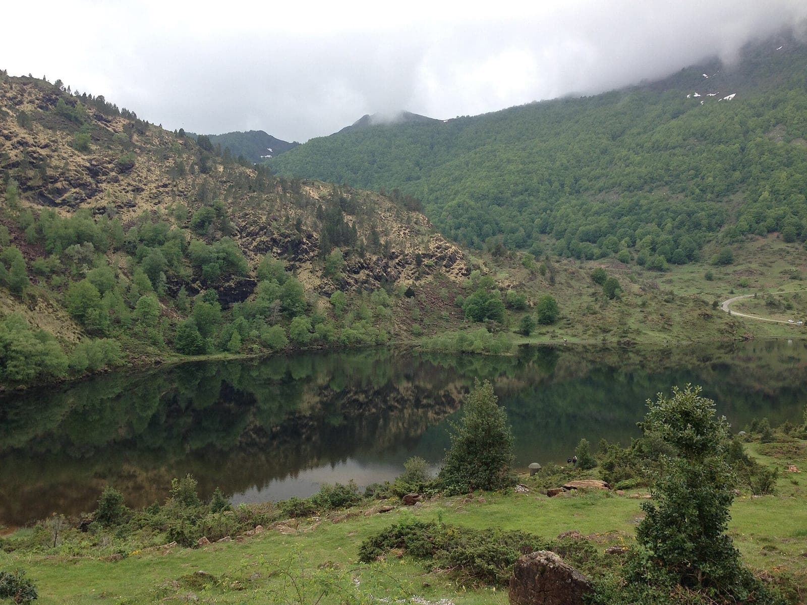L'étang de Lers, ses reflets et ses versants boisés