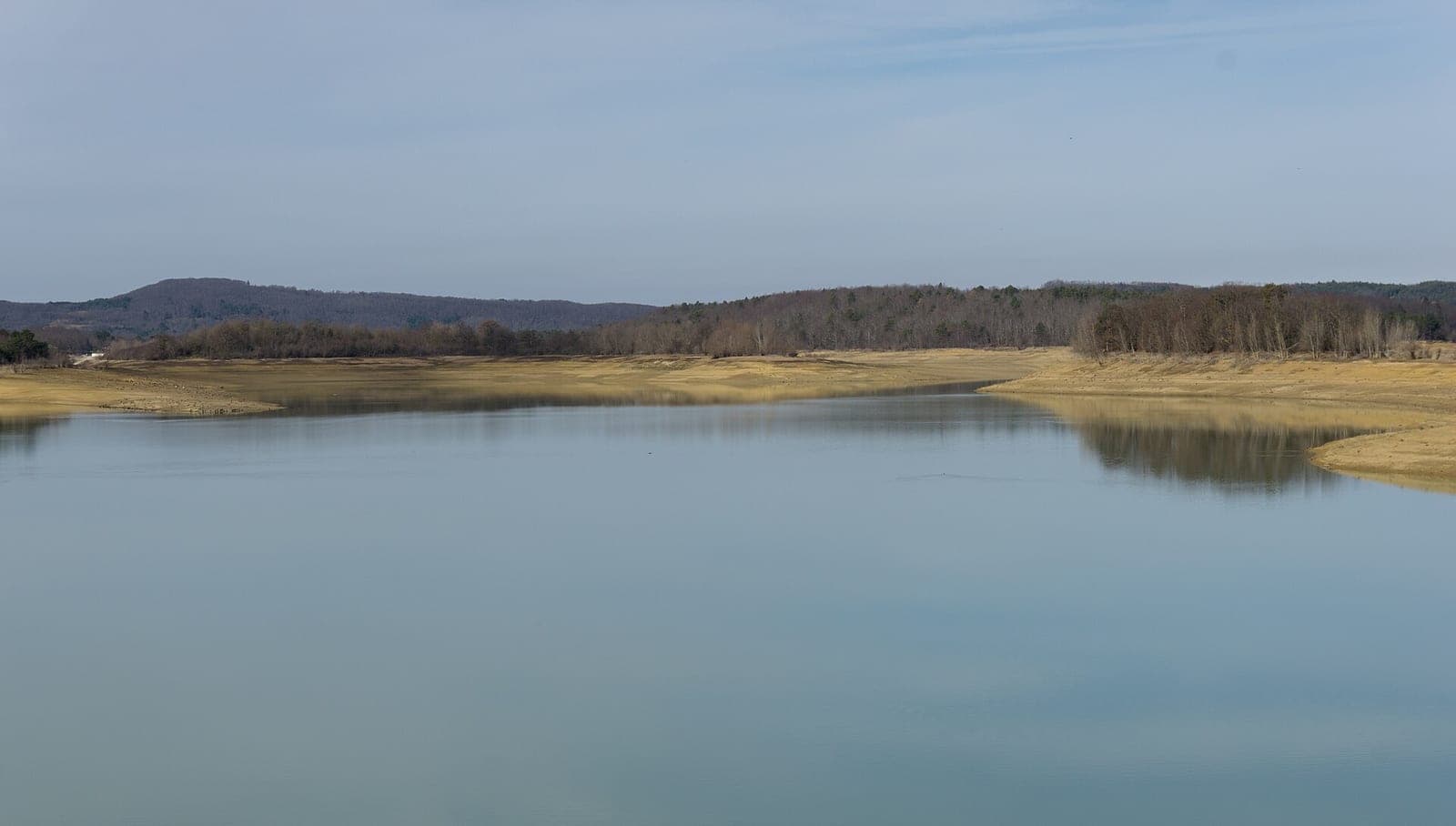 Le lac de Montbel et ses rives à la végétation hivernale