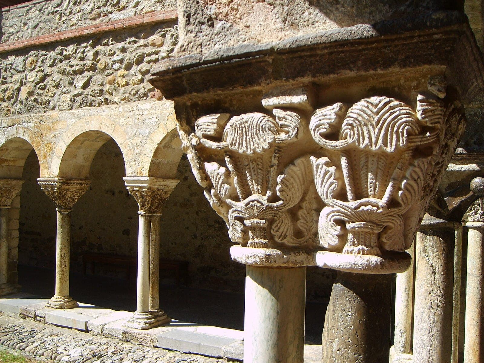 Les chapiteaux sculptés et les arcades anciennes du cloître de Saint-Lizier