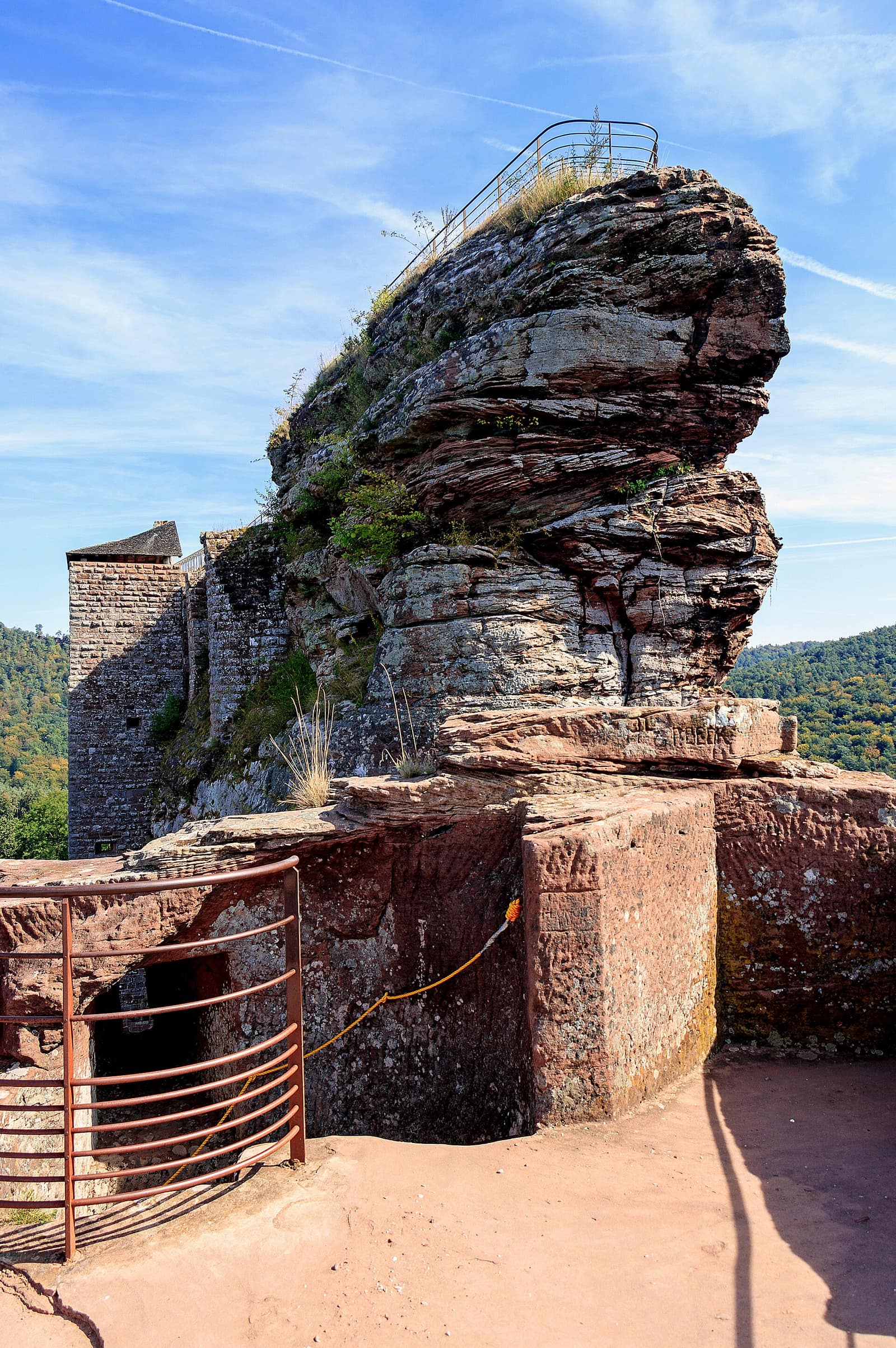 Le château de Fleckenstein sur son rocher de grès, dans les Vosges du Nord