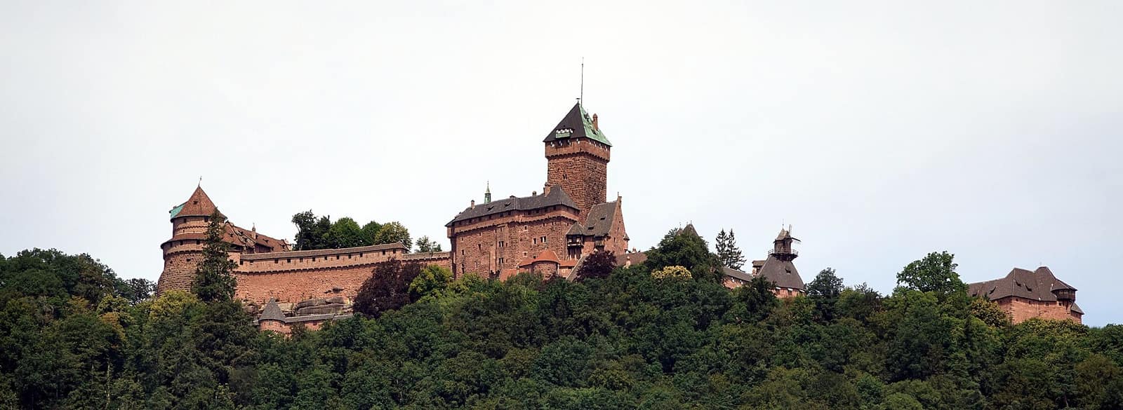 Le château du Haut-Koenigsbourg au-dessus de la forêt