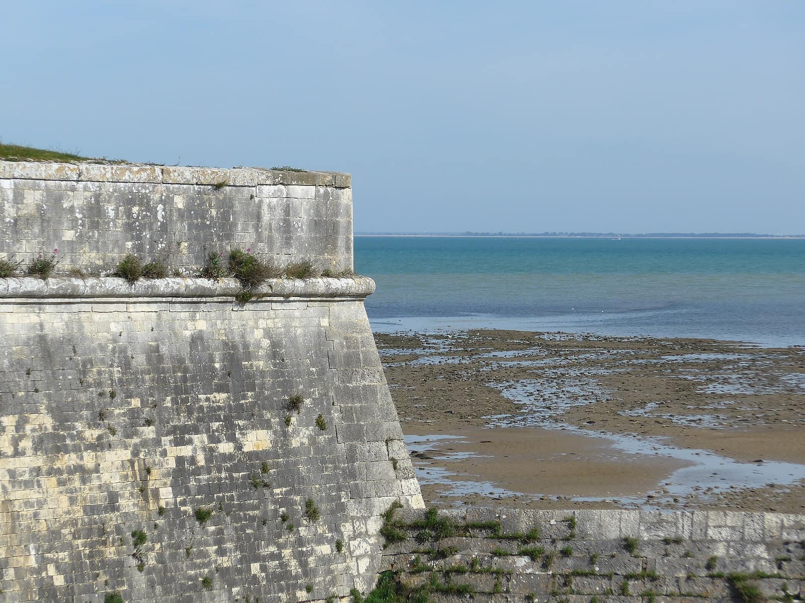 Les remparts de la citadelle de Saint-Martin-de-Ré face à la mer