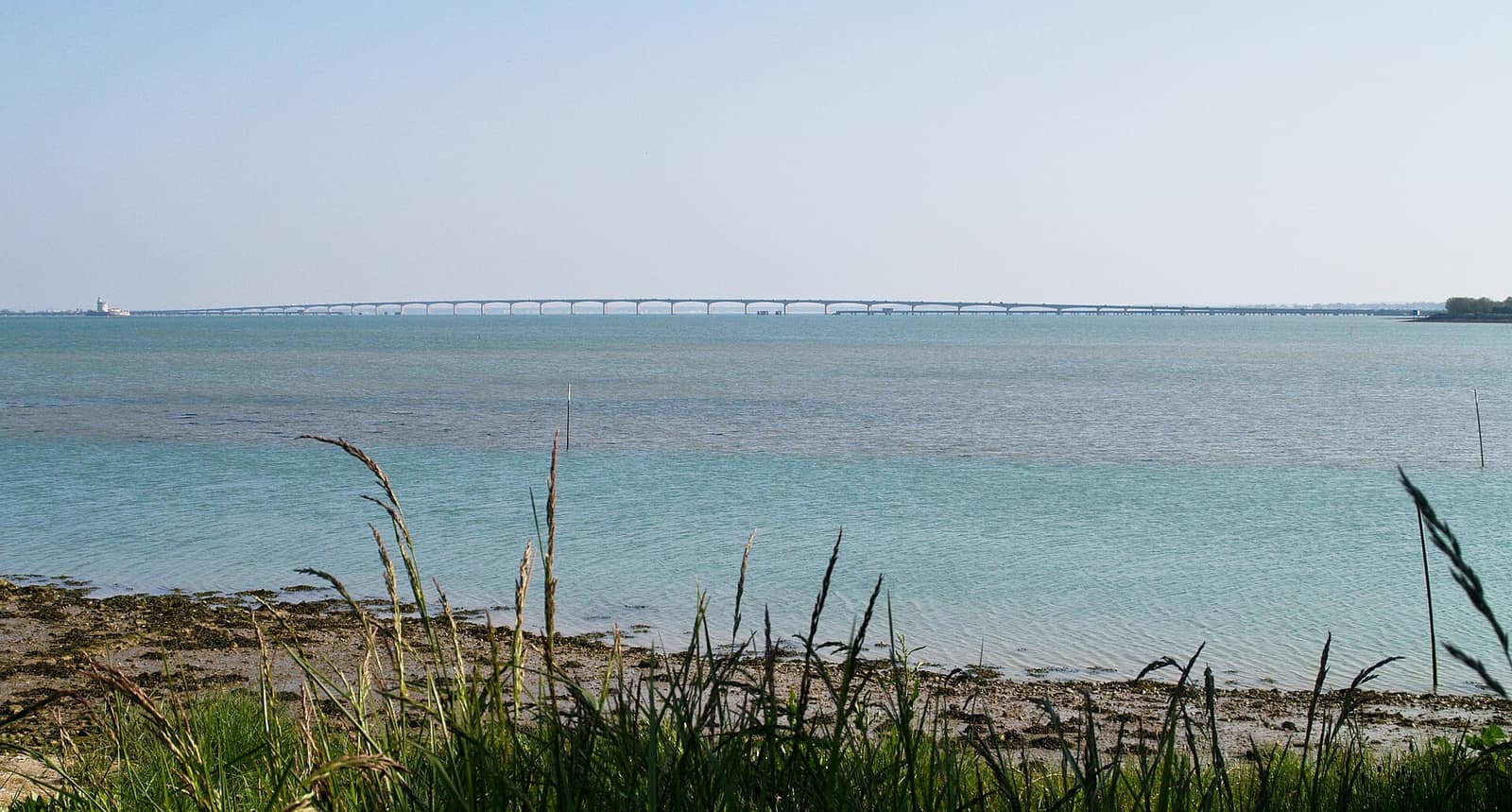 Le pont de l'île d'Oléron vu depuis le rivage