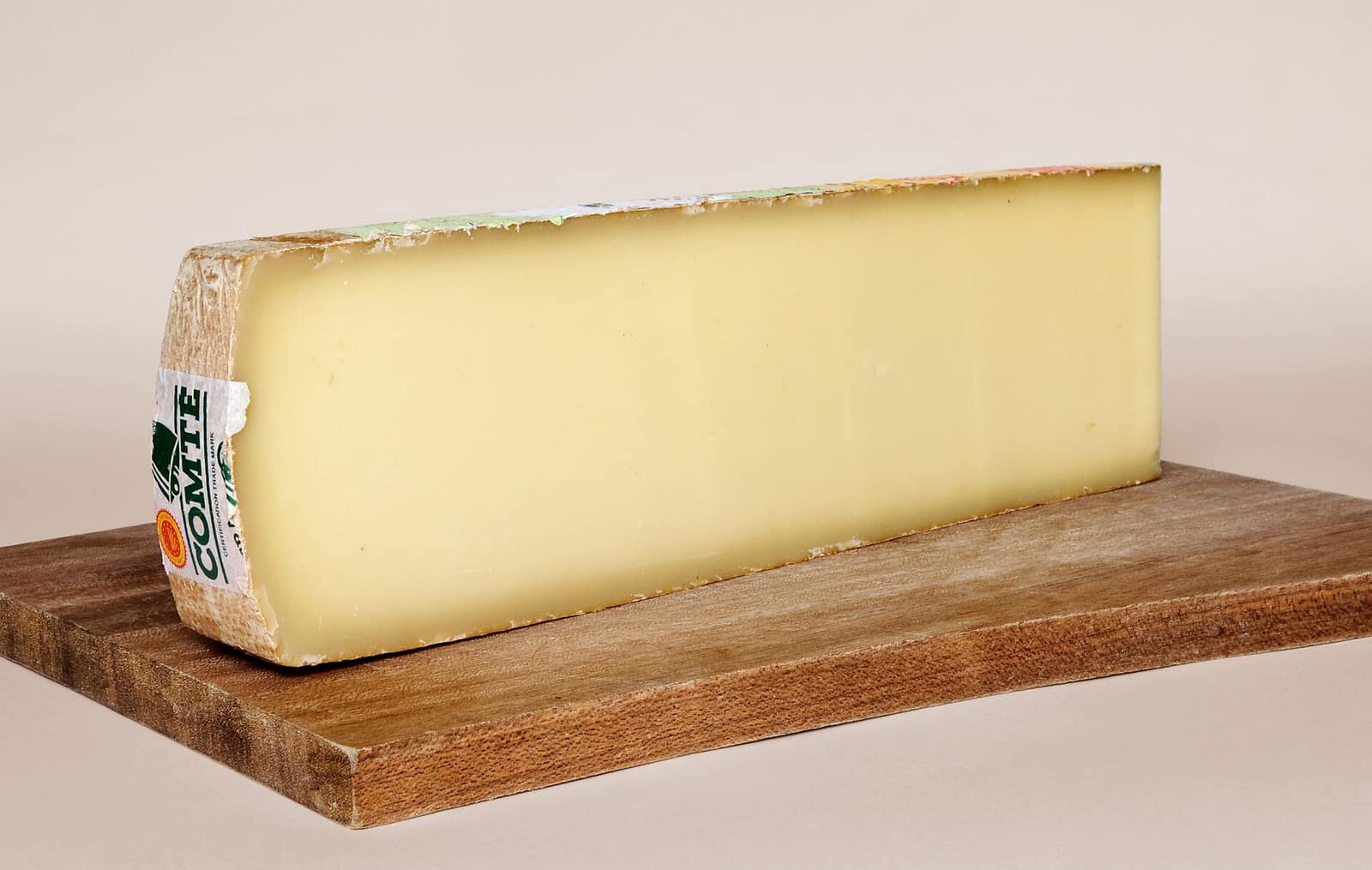 Une part de Comté portant l'étiquette de l'appellation