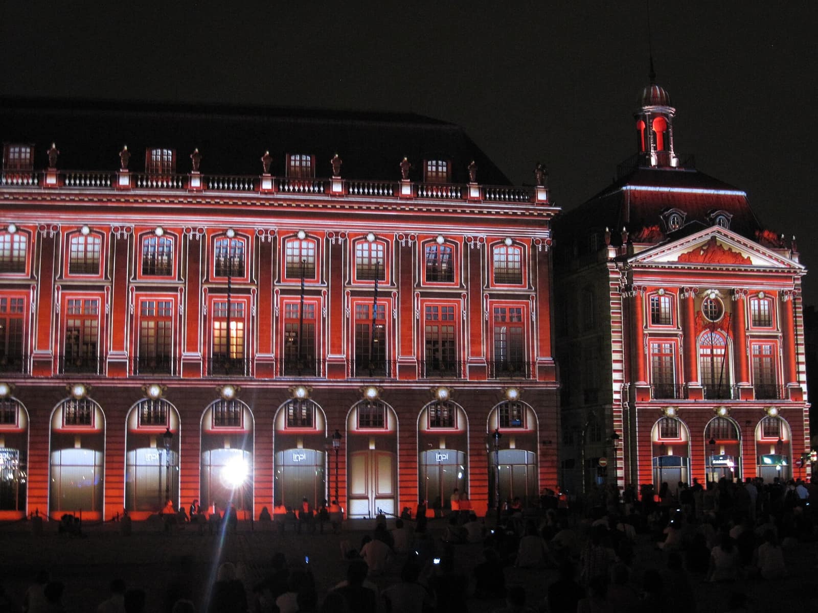 Le palais de la Bourse illuminé pendant Bordeaux fête le vin