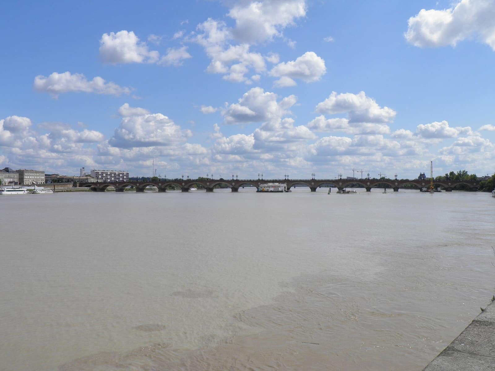 La Garonne et le pont de pierre, à Bordeaux