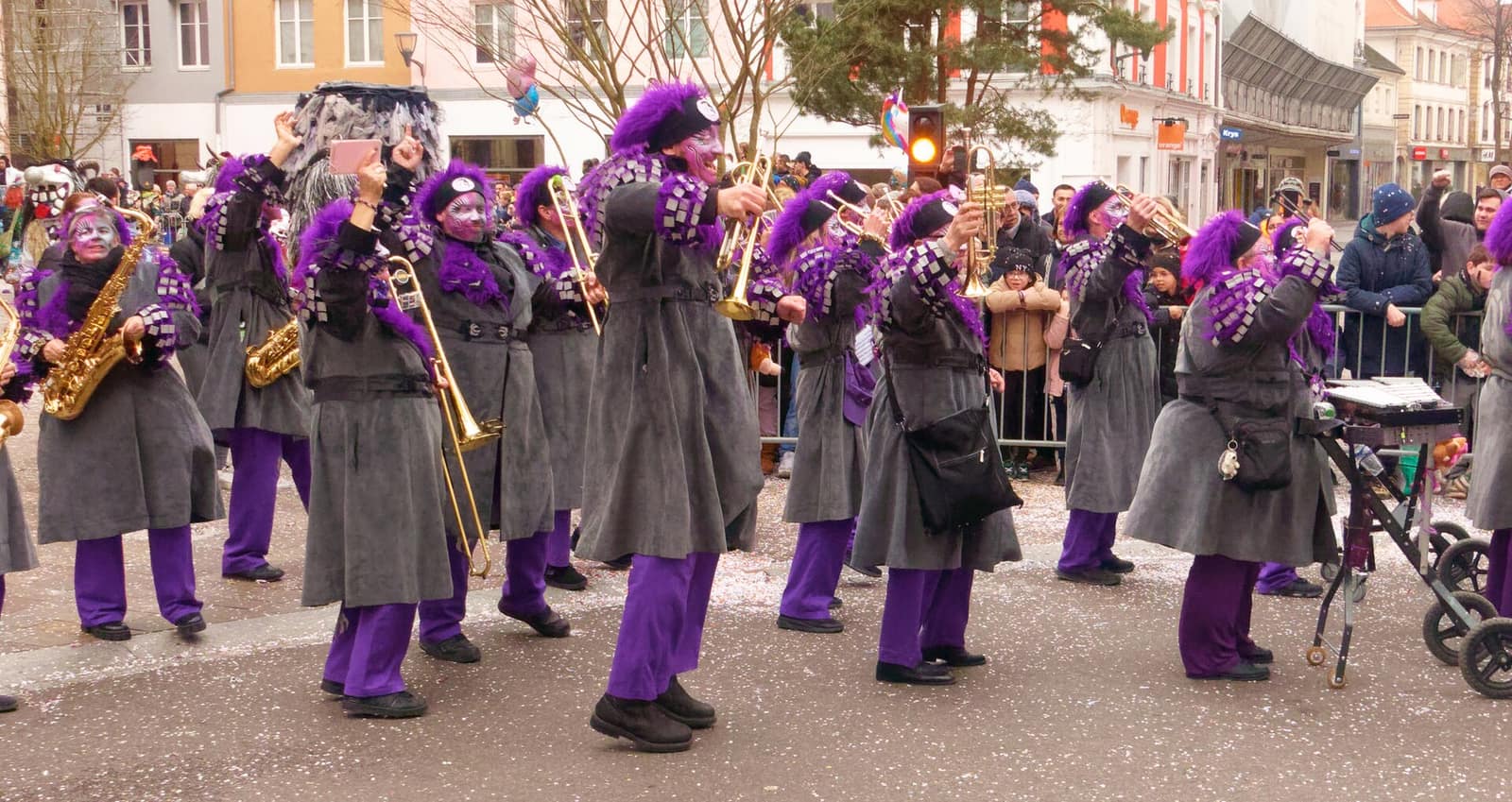 Une fanfare costumée lors de la cavalcade du carnaval de Mulhouse 2026