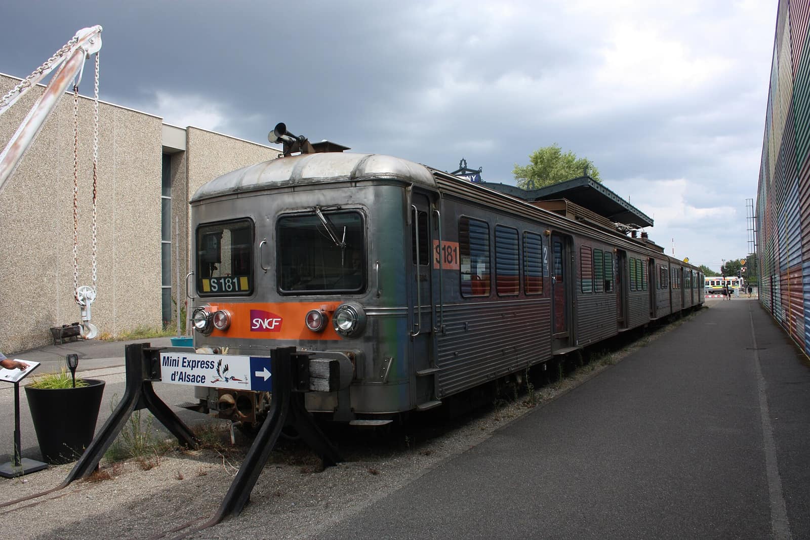 Un autorail exposé à l'extérieur de la Cité du Train, à Mulhouse