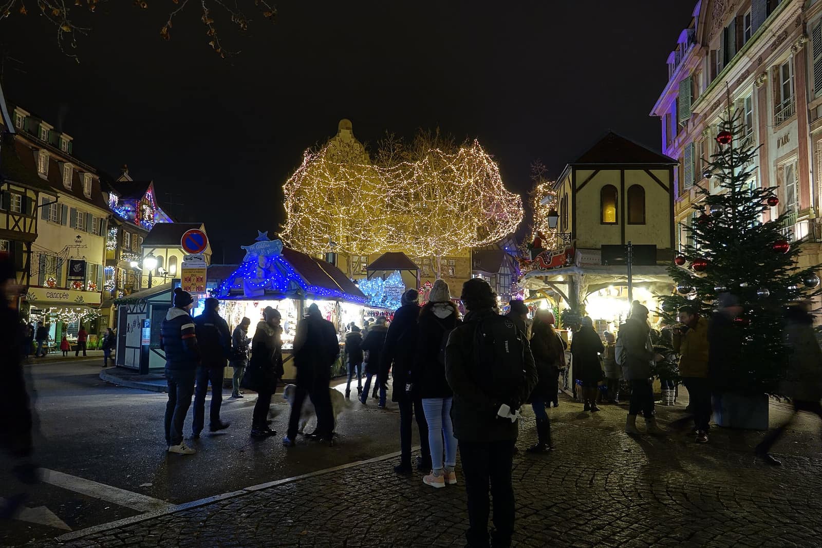 Le marché de Noël de la place Jeanne-d'Arc, à Colmar, de nuit
