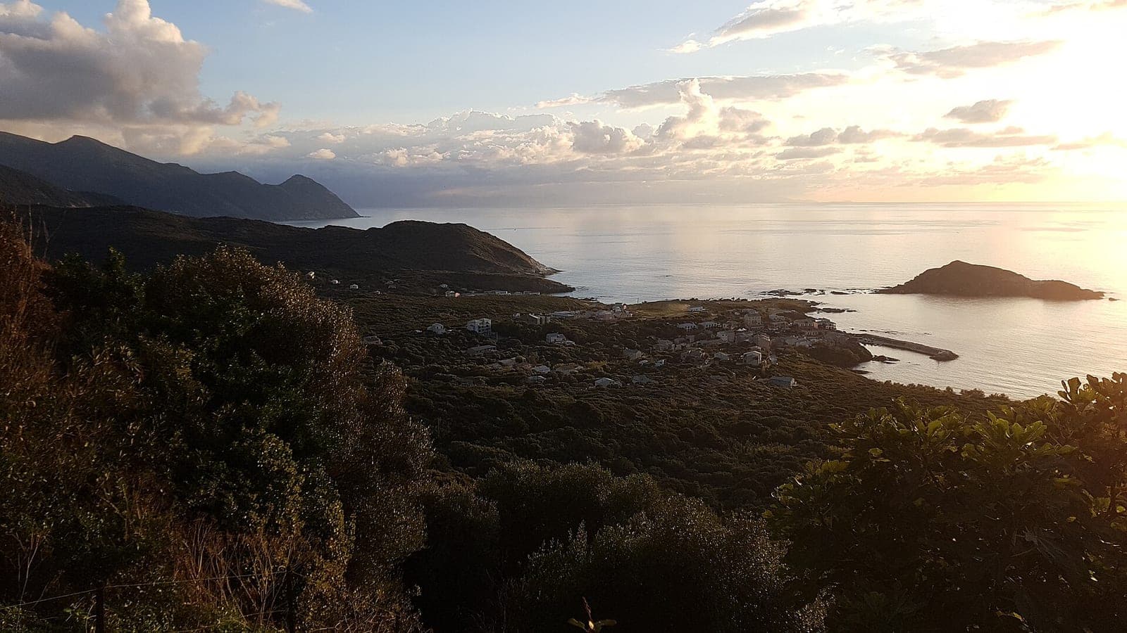La côte ouest du Cap Corse vue de Cannelle