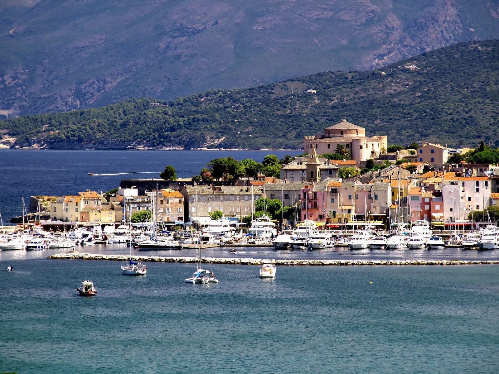 Saint-Florent au bord de son golfe