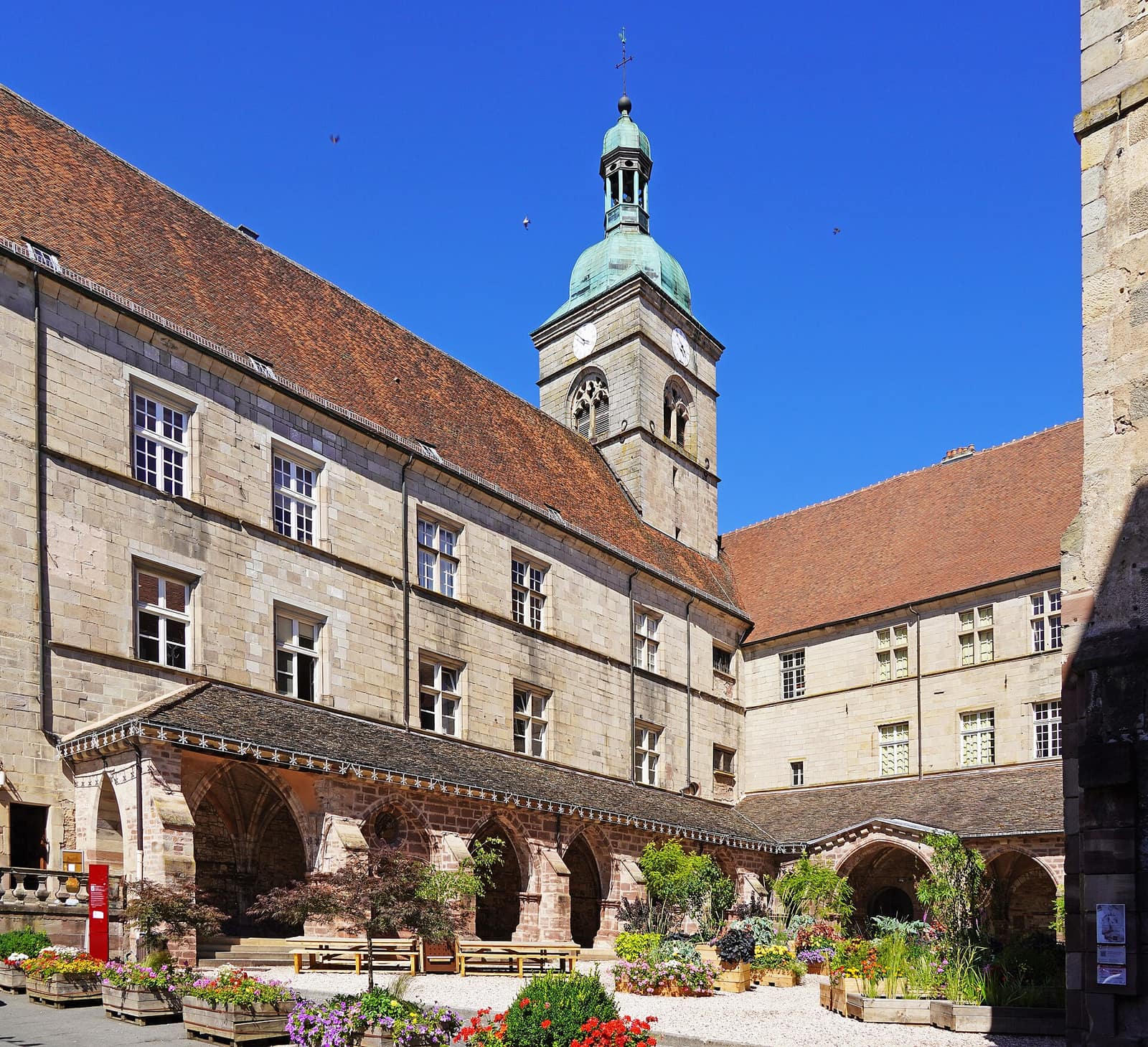 La cour de l'ancien monastère de Luxeuil-les-Bains