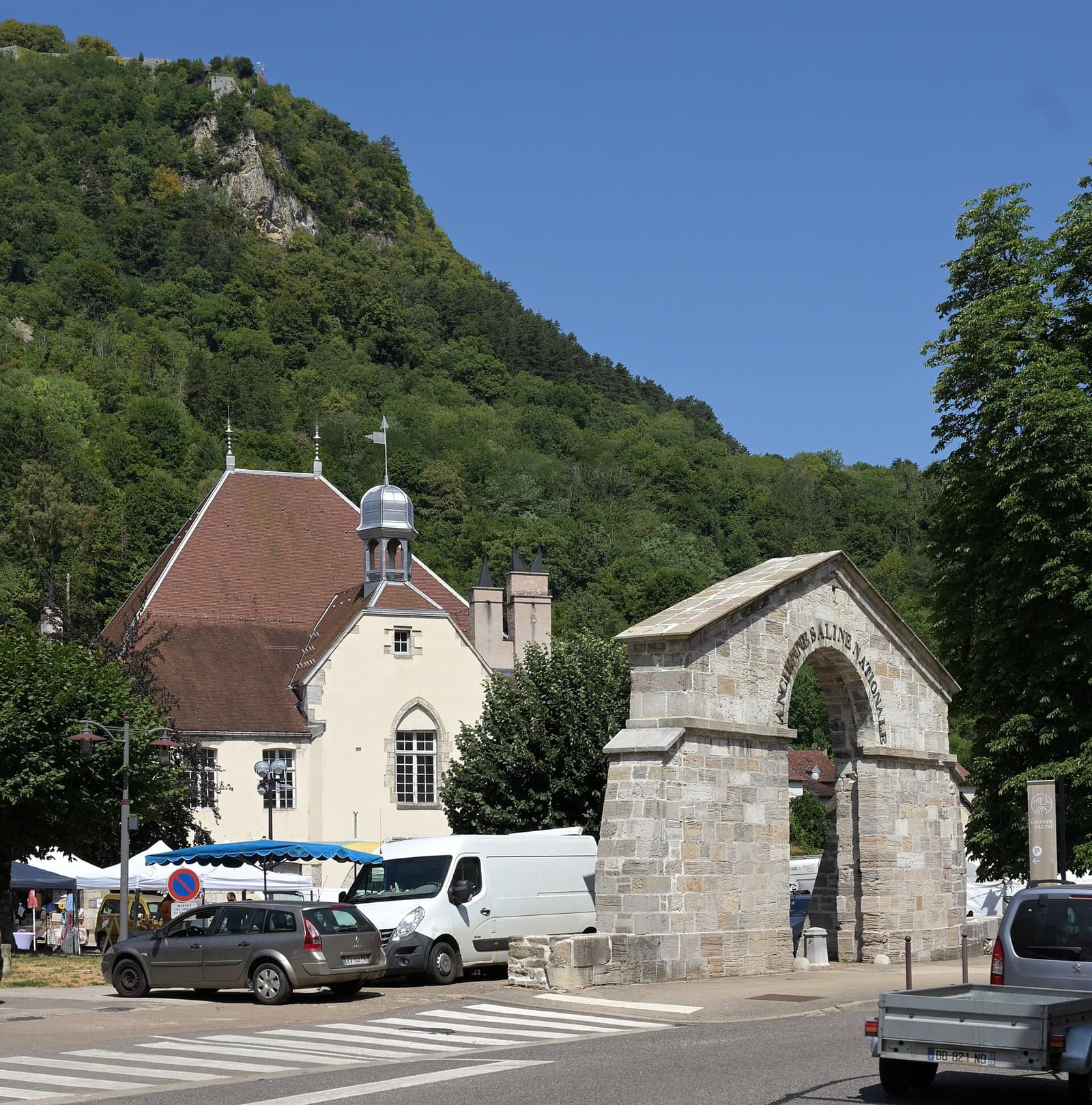 Le bâtiment principal et le portail de la Grande Saline, à Salins-les-Bains