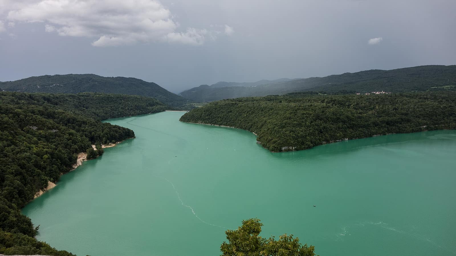 Le lac de Vouglans vu depuis les hauteurs de Faucon