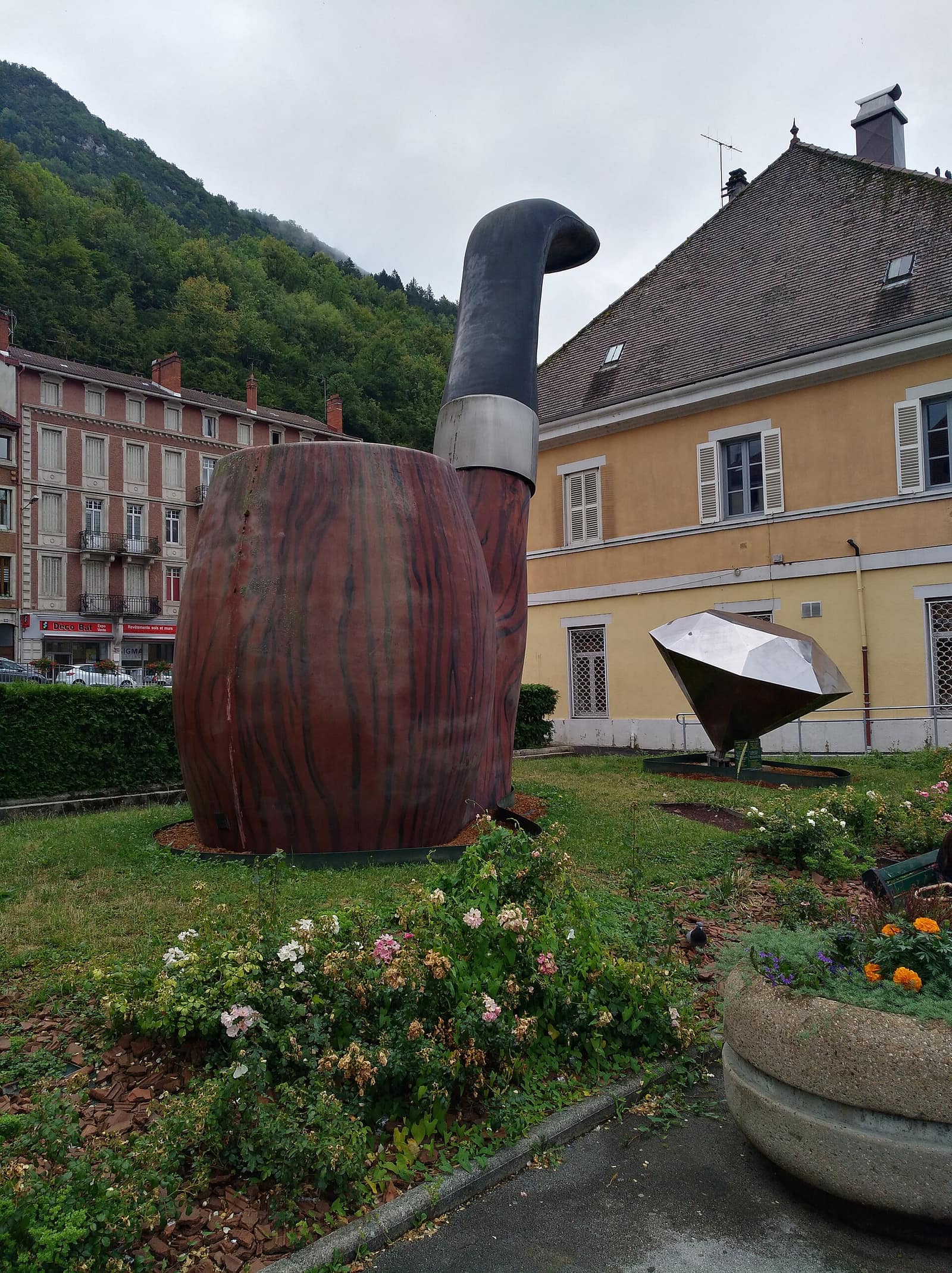 Sculptures d'une pipe et d'un diamant dans un jardin de Saint-Claude