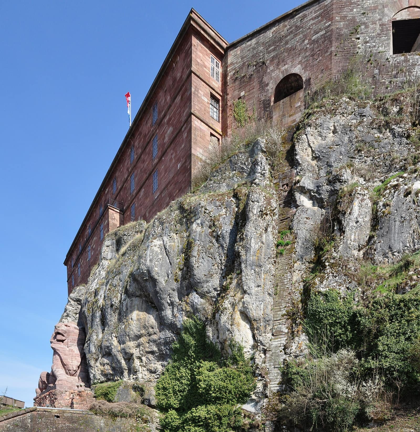 Les murs de la citadelle de Belfort sur le rocher