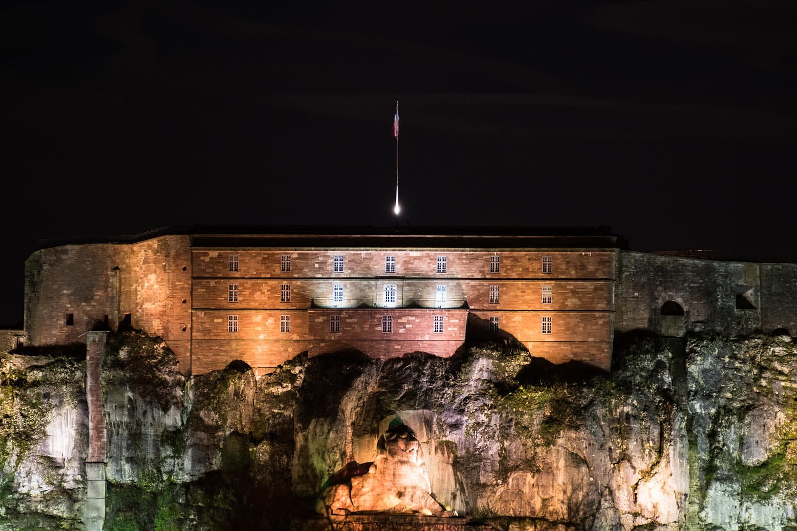 La citadelle de Belfort illuminée la nuit