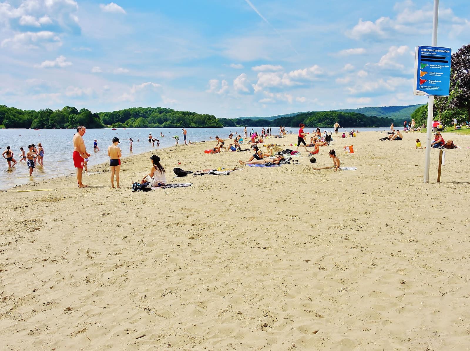 La plage du lac du Malsaucy en juin