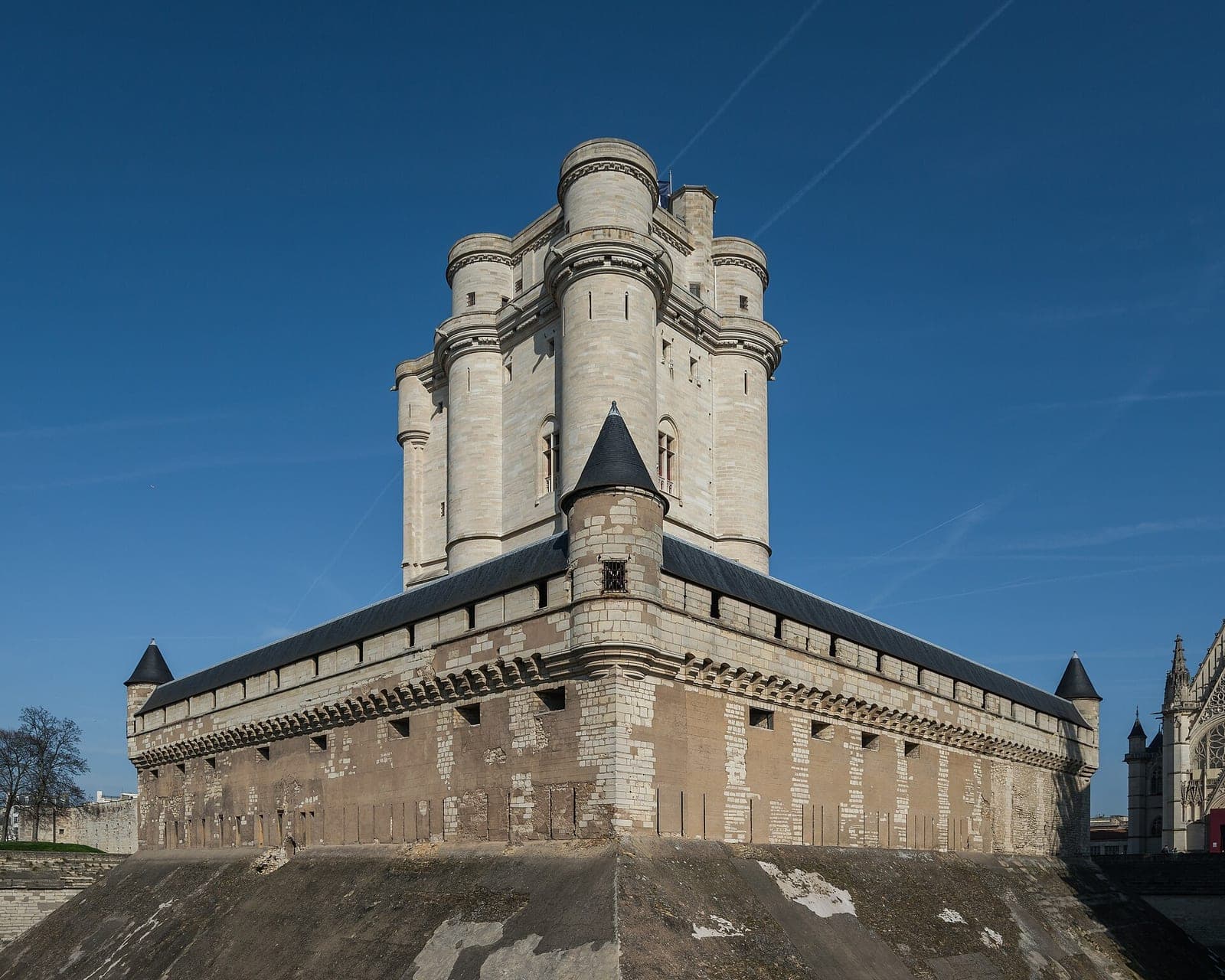 Le donjon du château de Vincennes vu du sud-ouest